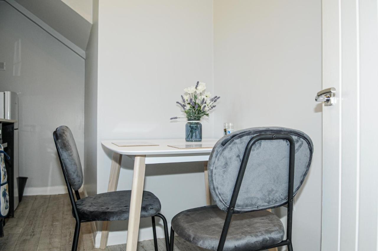 Greater London, 1 Bed London Flat, Parking, Nr Metro Stations, 15Mins To London Apartment Bagian luar foto