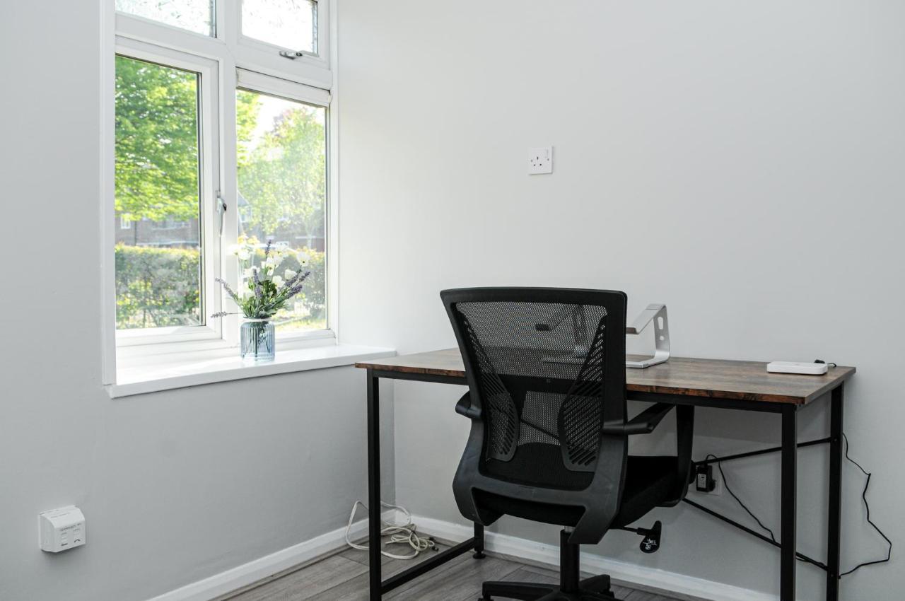 Greater London, 1 Bed London Flat, Parking, Nr Metro Stations, 15Mins To London Apartment Bagian luar foto